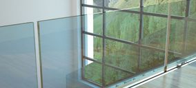 Detailansicht eines Fensters mit Metallrahmen und Unterteilungen. Der Blick geht durch blaue Glasscheiben auf dieses Fenster.