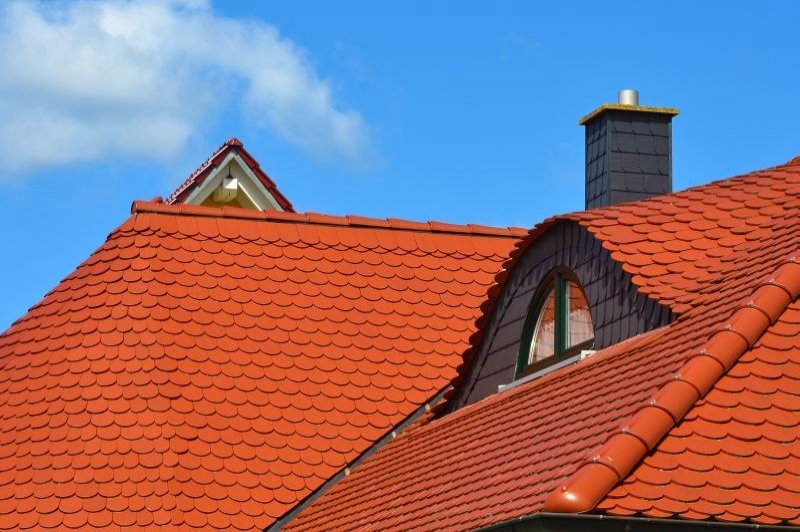 Detailansicht eines Daches, welches mit roten Ziegeln gedeckt ist